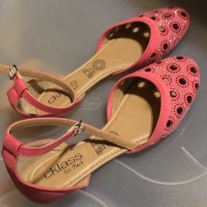 Coral flat sandals.